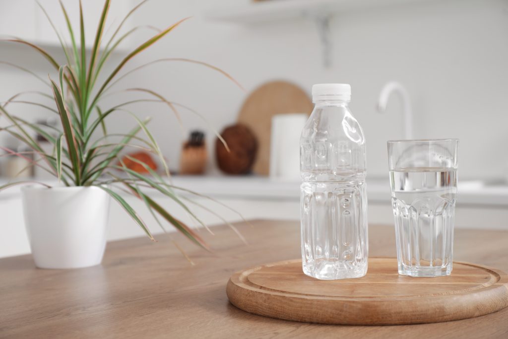 Botella de agua con un vaso