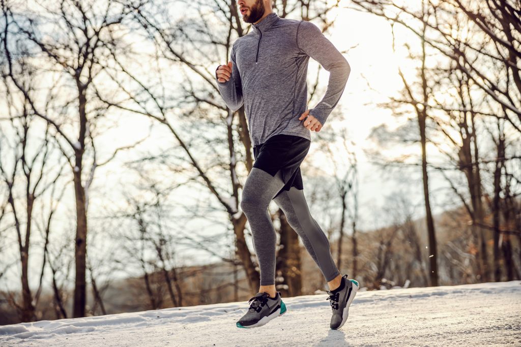 Persona corriendo en la nieve