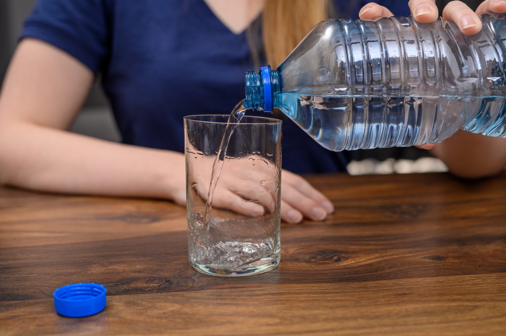 Botella de agua y vaso