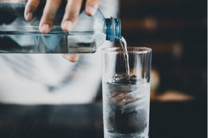 servir agua en un vaso