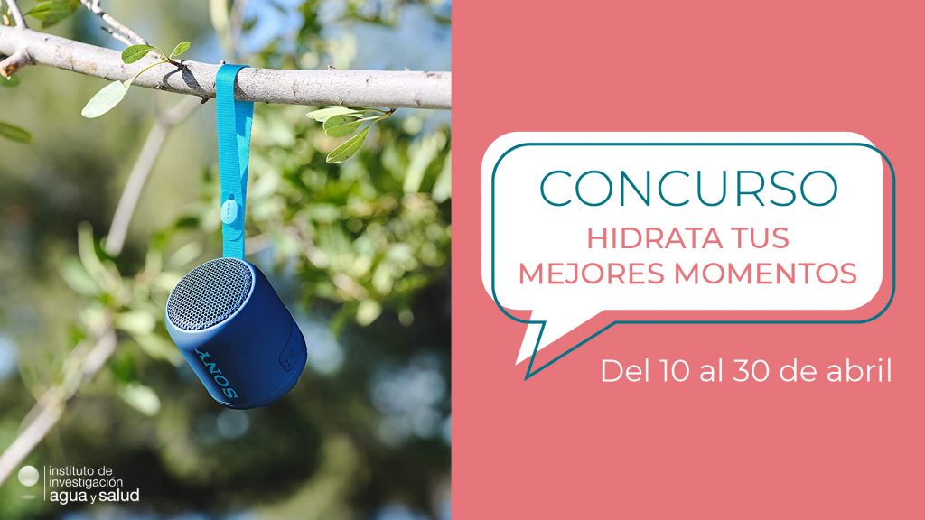 cartel del concurso hidrata tus mejores momentos con una imagen de un altavoz colgado de un árbol