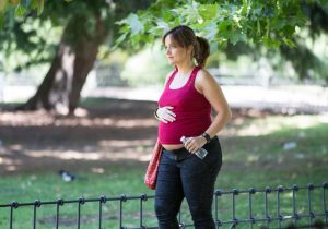 Mujer embarazada paseando