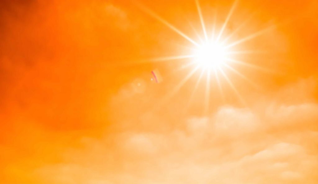 Un cielo anaranjado con un sol