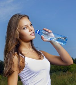 mujer bebe agua