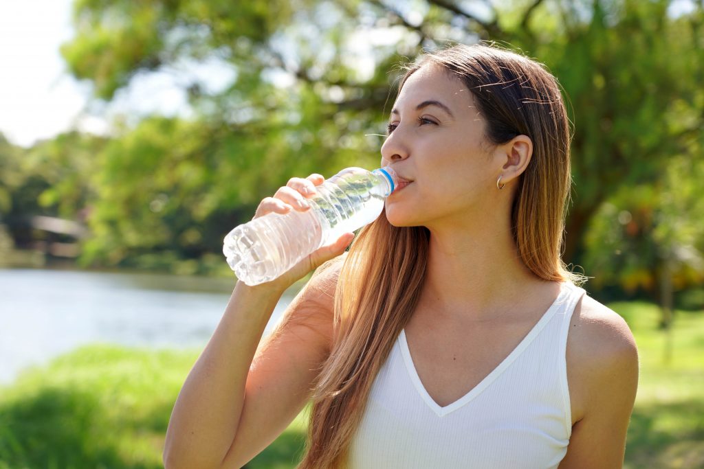 Chica bebiendo agua