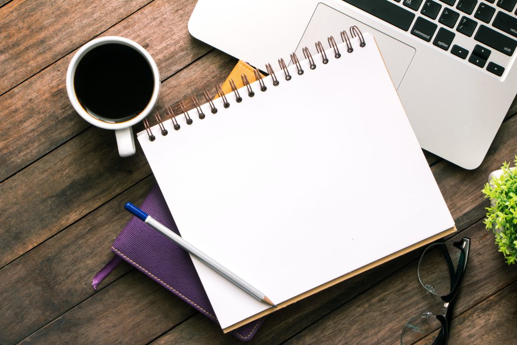 Ordenador con cuaderno